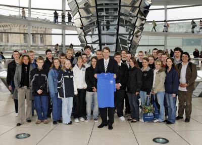 Warum in der Schule sitzen, wenn der Abgeordnete einlädt - Schüler der Dahlmannschule zu Besuch im Deutschen Bundestag - Bild